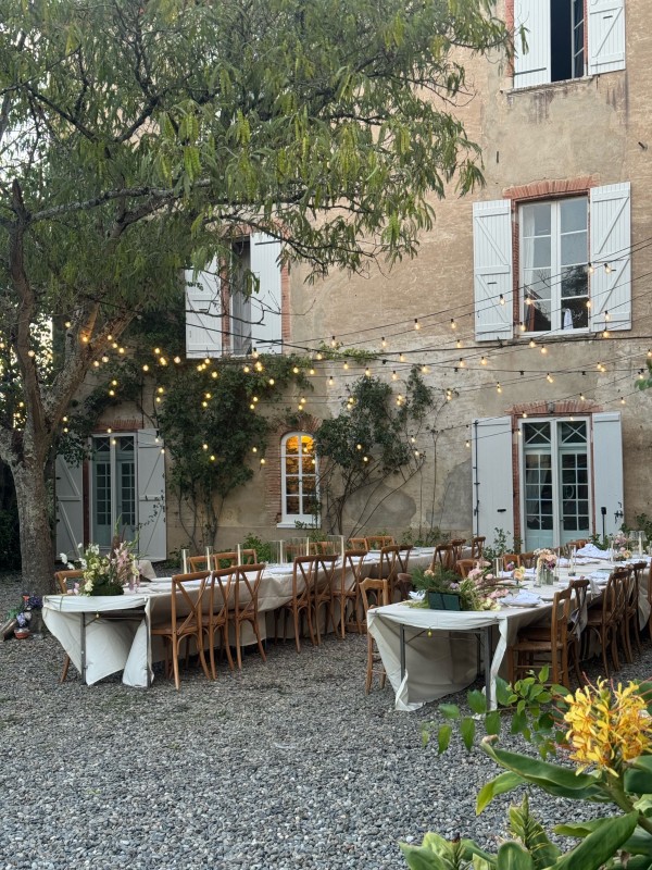 Bente & Niels’ Dutch Wedding at Château de Labusquière in Montadet: a gourmet reception with Les Tontons Fringale featuring a festive buffet and refined desserts